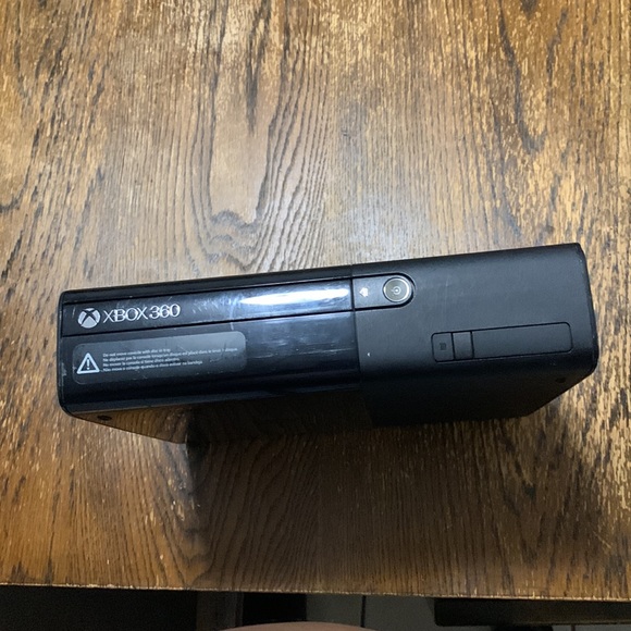 Im selling an Xbox 360 and it is not brand new and no controller. - Picture 2 of 6